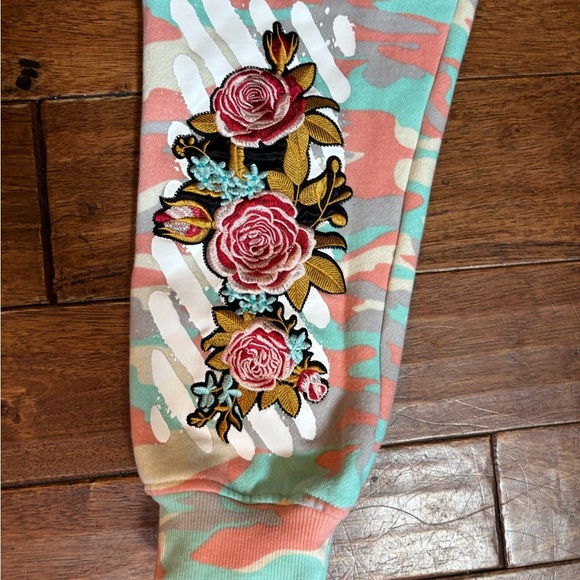 Krisp NYC men’s sz Lg Camo! Embroidered roses!Jogger Set! - Picture 2 of 12